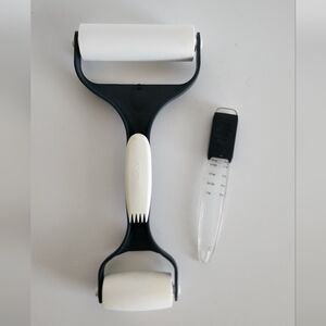 Pampered Chef Baker's Roller #1485 with 1tsp-1/8tsp Measuring Spoon